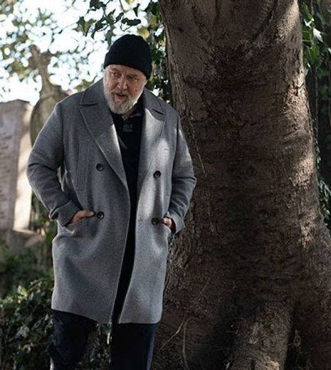 Estrelado por Russell Crowe, suspense A TEIA chega aos cinemas em 2 de maio