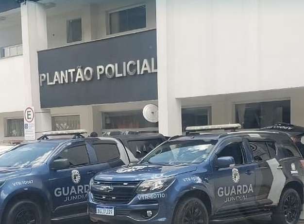 Homem é preso suspeito de furtar, agredir e manter a própria mãe em cárcere privado