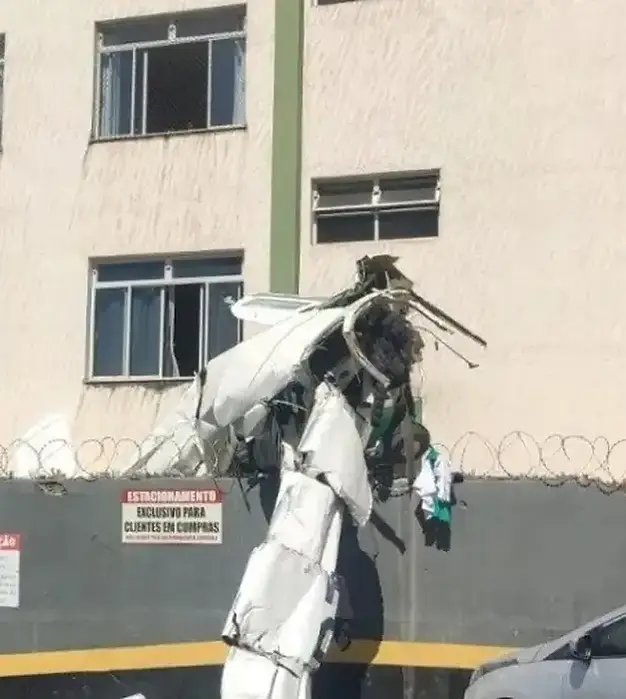 Avião bimotor cai e bate em prédio em Belo Horizonte