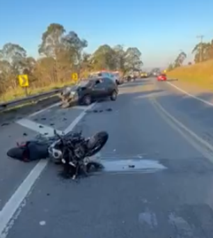 Dupla zomba da PM em vídeo, bate moto roubada em fuga e um morre