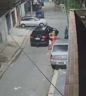 PM dá seis socos e três tiros na namorada e diz que ela tentou pegar sua arma; veja vídeo
