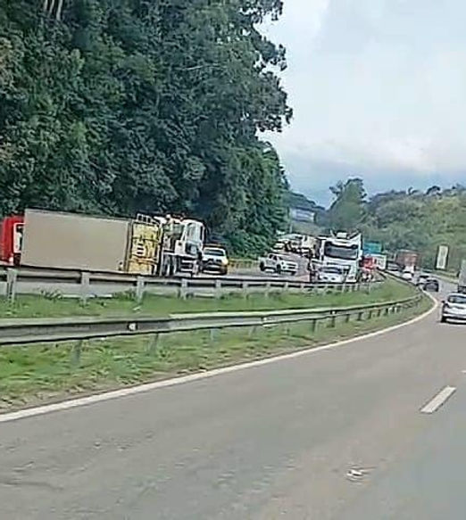 Araçariguama: Caminhão tomba na rodovia Castello Branco e causa congestionamento