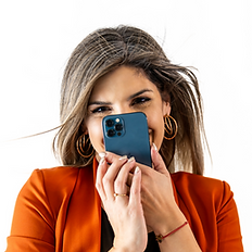 Nicole Mentorin mit Handy vor dem Gesicht