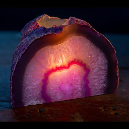 Paars gekleurde geode steen met roze en paarse details van dichtbij. Starry Night