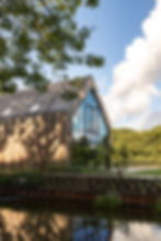 Modern houten huis met grote glazen gevel aan het water