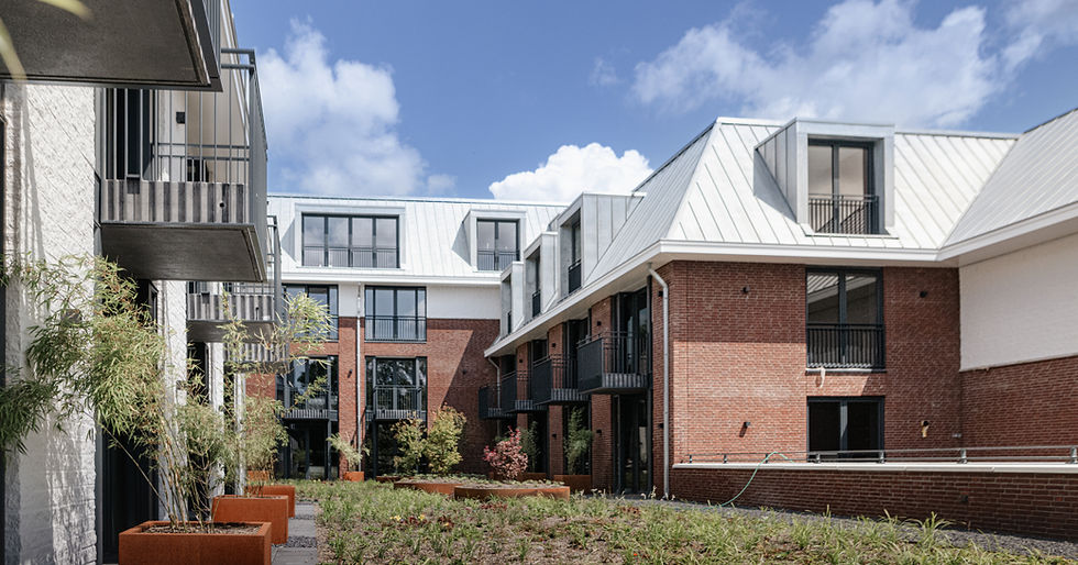 Modern appartementencomplex met rode bakstenen en binnentuin