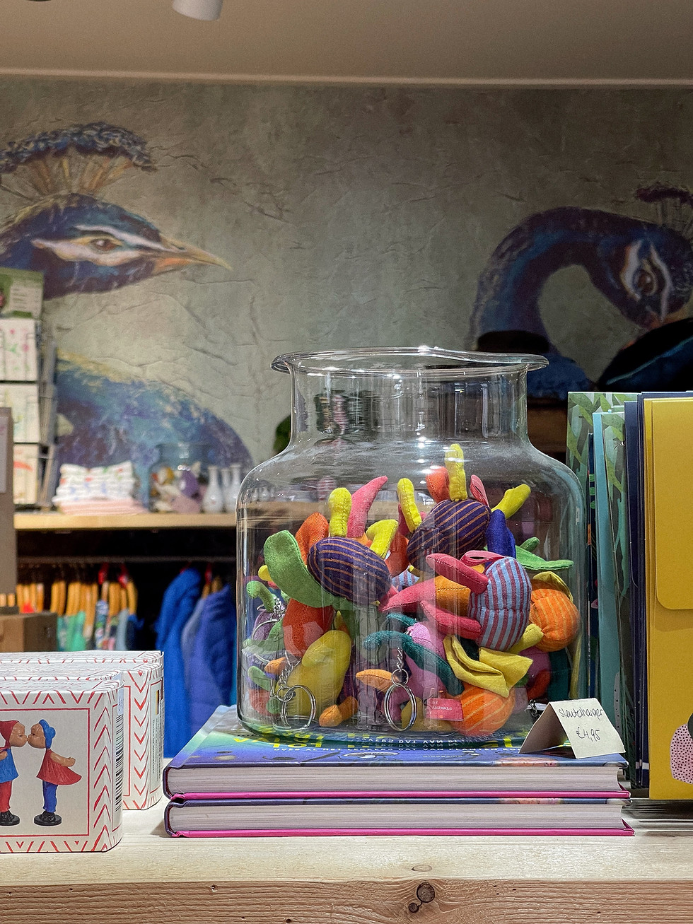 Glazen pot met kleurrijke fruitgummetjes