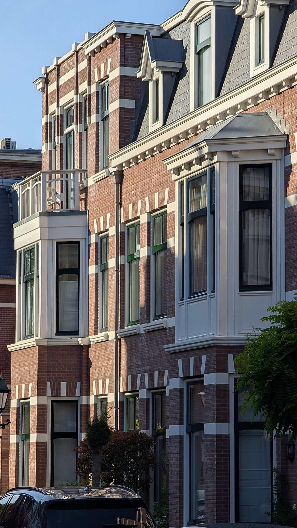 Gevels van historische bakstenen herenhuizen in het archief.