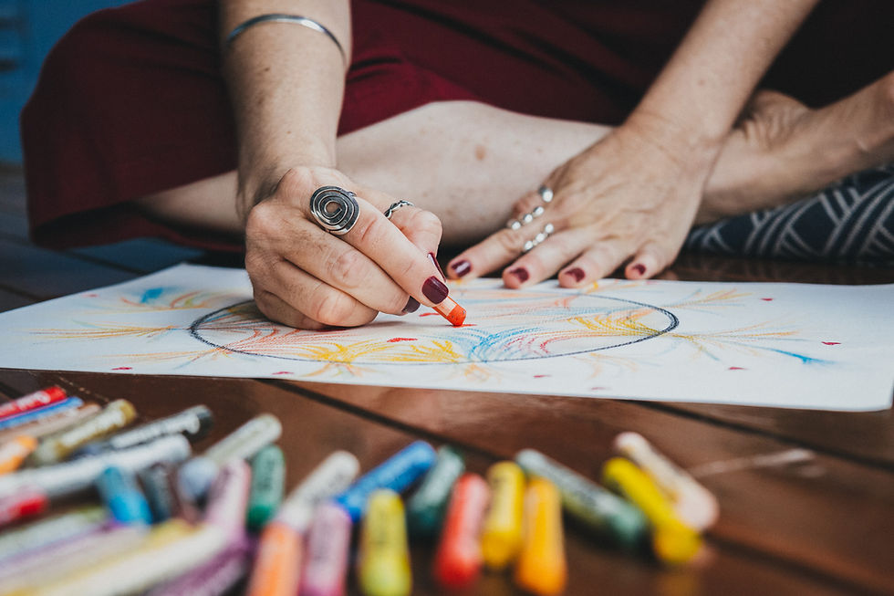 mão de uma mulher desenhando uma mandala
