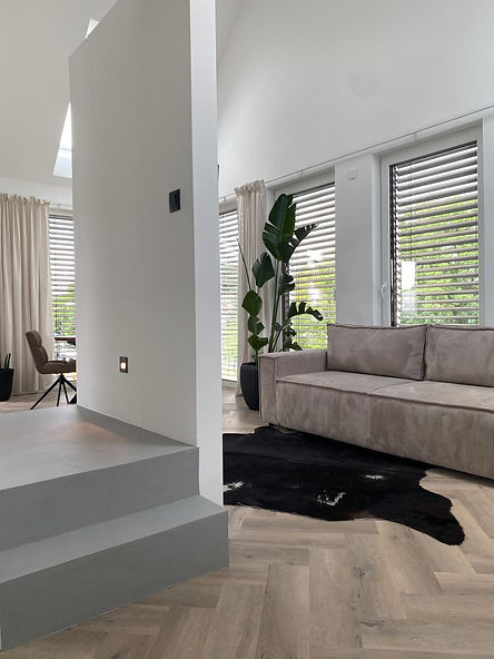 Wohnbereich mit Treppe.JPG