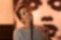 Korponay Zsófi énekes, színésznő, vocal coach épp egy koncerten énekel.