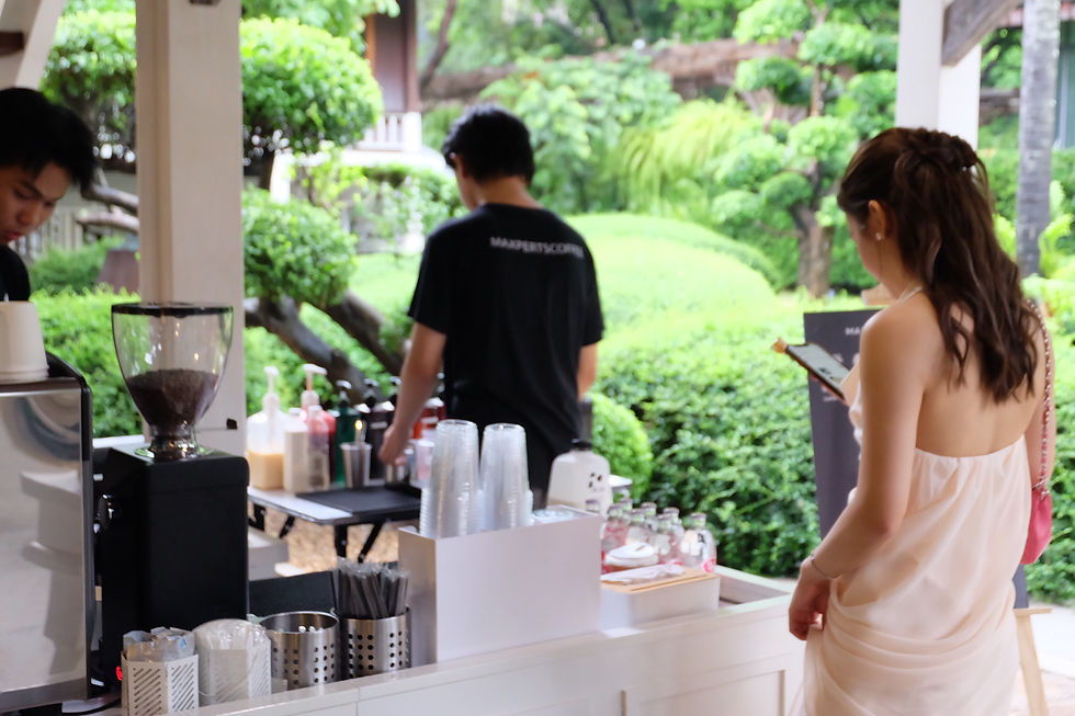 บาริสต้า Maxperts ให้บริการกาแฟสดแก่แขกในงานแต่งกลางแจ้ง