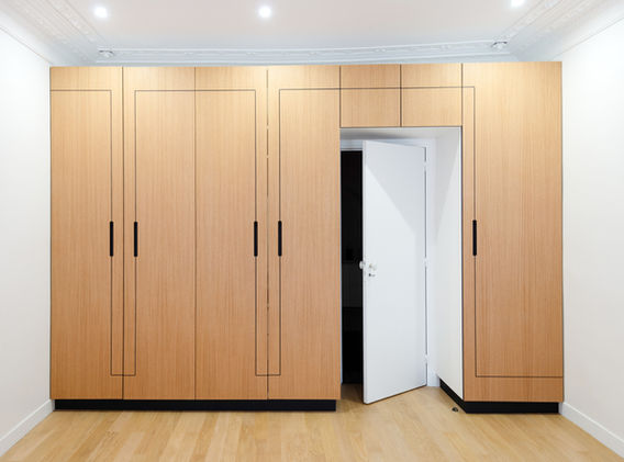 Portes en medium noir plaqué chêne avec usinage décoratif et prises de main usinées dans la masse. Finition huilée.