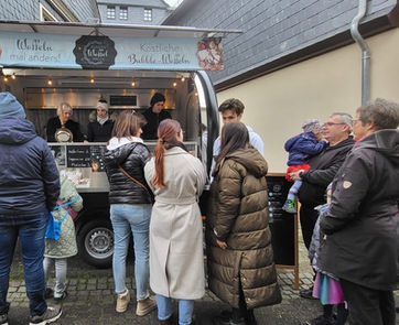 Wunderwaffelwagen steht in einer Gasse beim Martinimarkt Herrstein 2025. Viele Leute stehen davor Schlange.