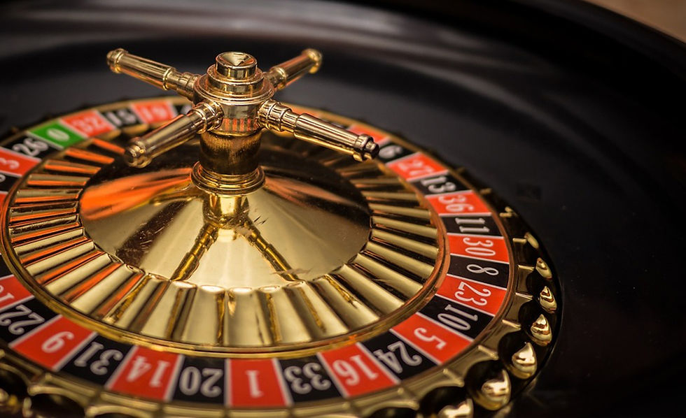 A flashy casino roulette table labeled “000,” designed to attract beginners but offering poor odds—locals recommend avoiding these.