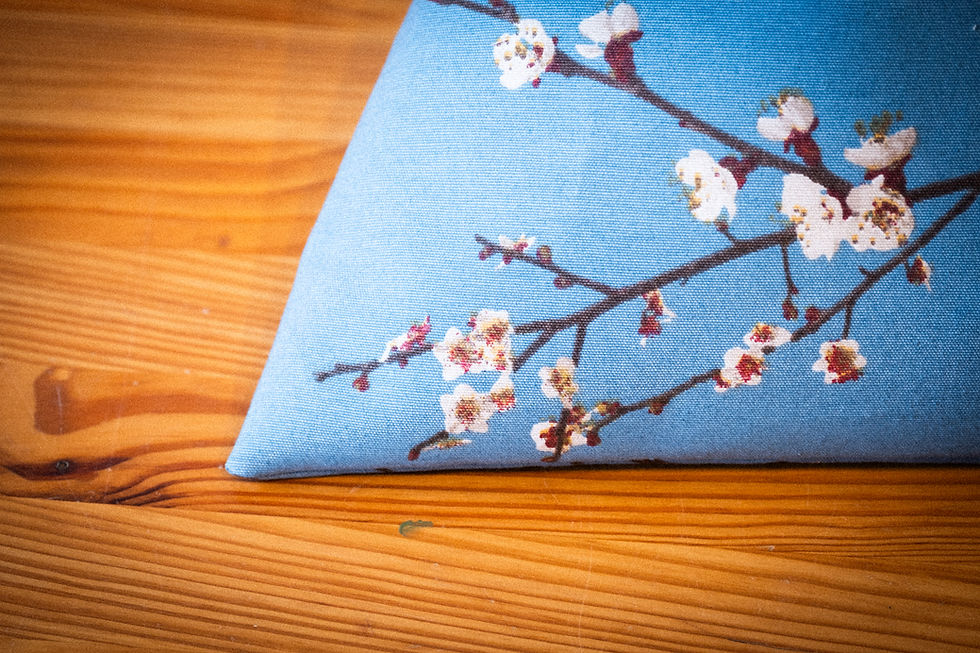 Thumbnail: Tablet kussen - Amandelbloesem (blauw)
