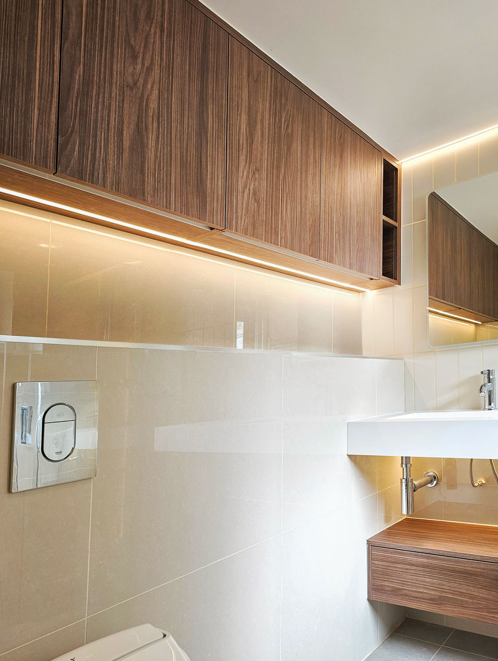 Bathroom Design with Beautiful Wooden Shelves