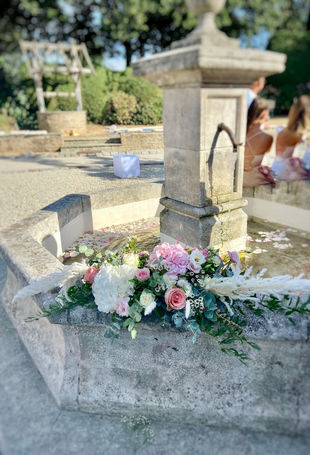 Composition florale sur une fontaine lors d'un mariage à Pleurtuit 