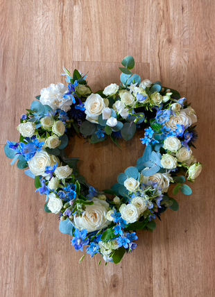 Couronne de fleurs en forme de coeur bleu et blanc