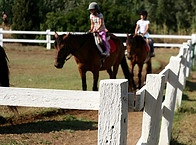 Bambini che guidano un cavallo