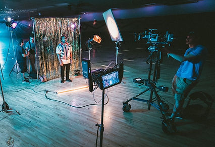 Escenografía diseñada para video comercial por Acoustic Comunicación en Guatemala