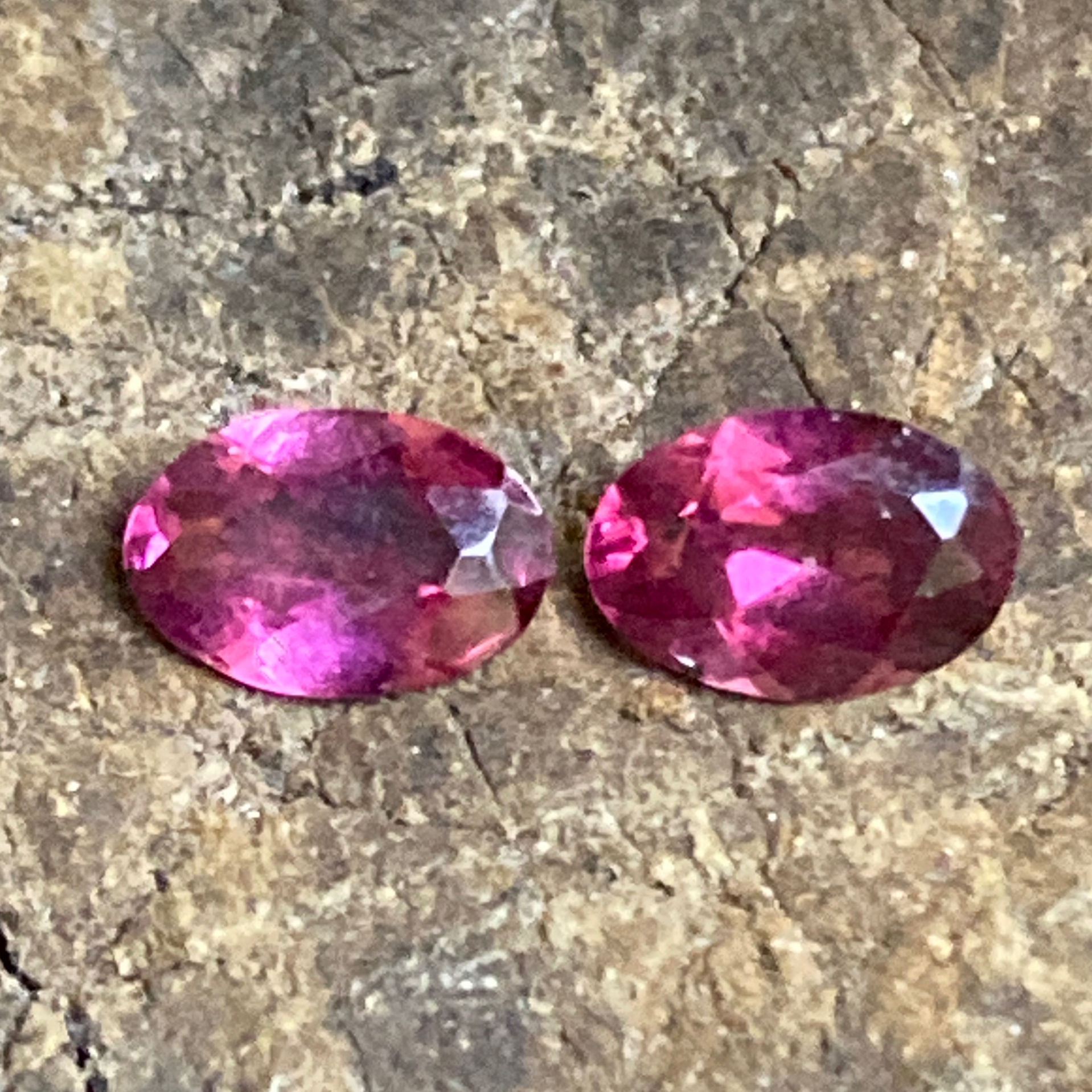 Grenat rhodolite match pair 1.03 ct (Ref : GREM0115)