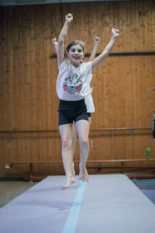 Kinder airtrack Mädchen springen turnen