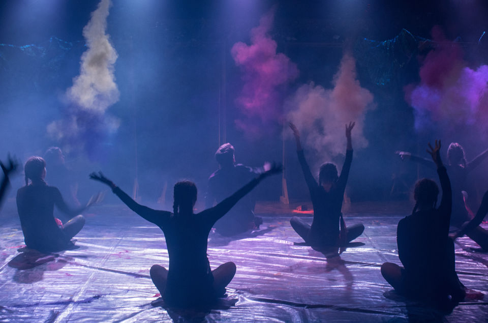 Zirkusshow Kinder und Jugendliche werfen Holifarben