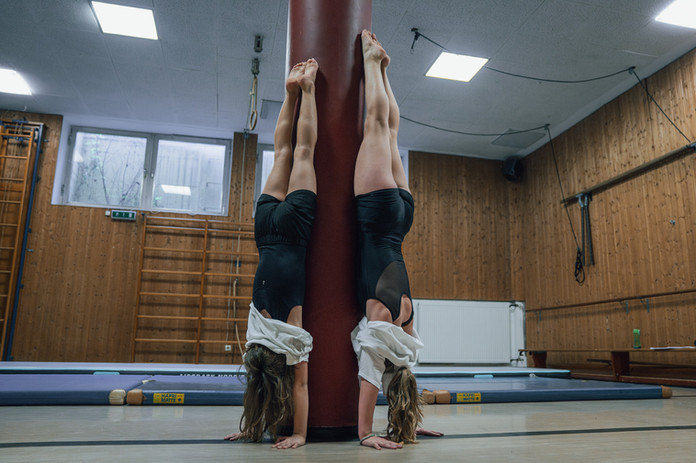 Mädchen Handstand Bodenturnen Turnen Akrobatik Airtrack