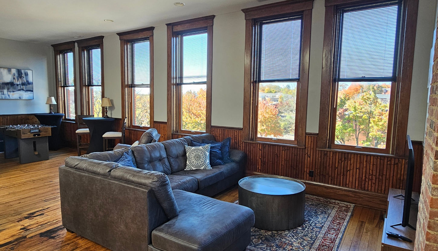 Gratitudio: Expansive Windows overlooking Kent. Perfect to view outdoor concerts, events and festivals.