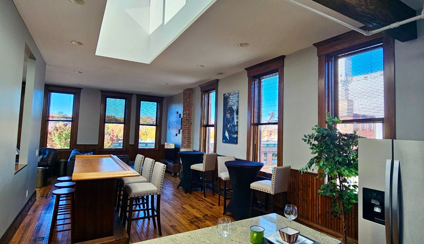 Gratitudio: High ceilings and skylights that flood the open loft space with natural light.