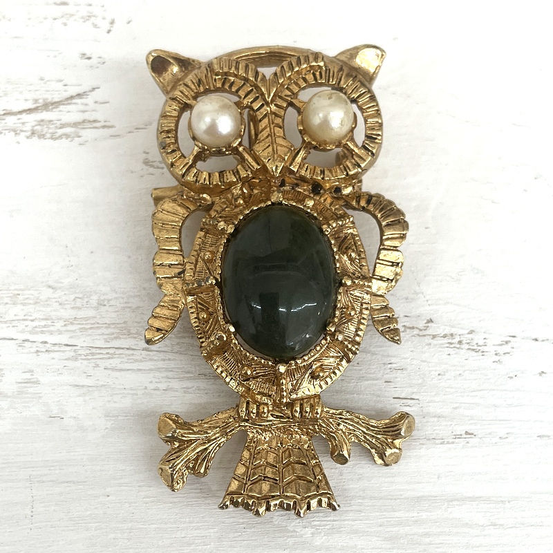 Thumbnail: Vintage Jewelry: Owl Pendant or Brooch, Nephrite Jade, Gold Tone