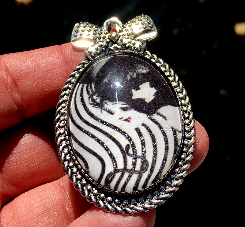Thumbnail: Raphael Kirchner Art Pendant, Glitter Cameo, Woman with Snake Jewelry
