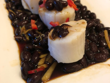 Coquilles met zwarte bonen en chilipeper