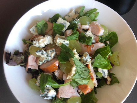 Salade met gerookte kip, roquefort en noten