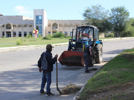 Сотрудники отдела по благоустройству расчищают улицы
