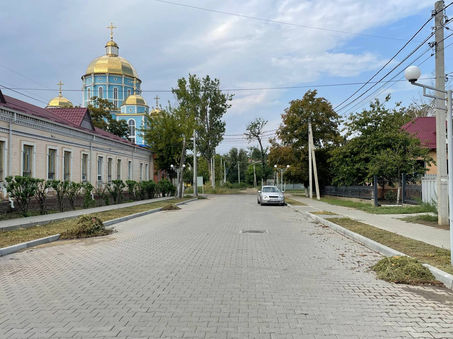 Сотрудники примарии осуществляют работы по благоустройству города