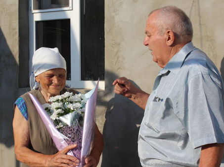 Примария города и Совет старейшин поздравили Алдя Анну Христофоровну с днем рождения