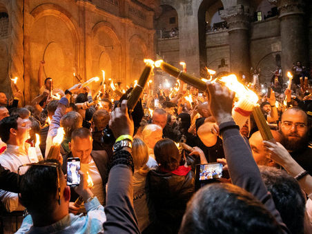 Благодатный огонь сошел в храме Гроба Господня в Иерусалиме