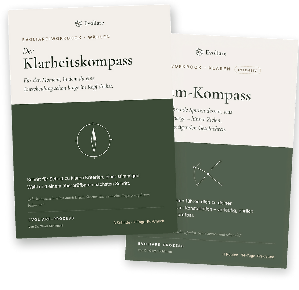 Die Arbeitshefte Klarheitskompass und Warum-Kompass nebeneinander