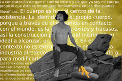 Mujer con pata de pollo