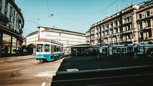Paradeplatz in Zürich mit Tramverkehr, den Hauptsitzen von UBS und Credit Suisse sowie typischer Innenstadtarchitektur als Symbol des Schweizer Finanzplatzes.