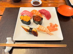 「握り寿司五貫(大トロ、目黒、ORAサーモン、海老、日本産鰻) 軍艦巻(雲丹、いくら)」