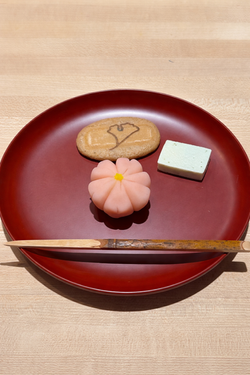 「主菓子 手製桜練り切り 干菓子(式亭のふのやきと、まるさんかくしかく)」