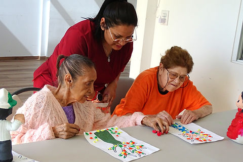 Ancianos felices realizando actividades en centro gerontológico CDMX