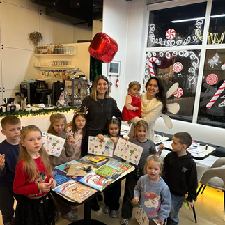 загальне фото в кафе дітей і команди Муркотика