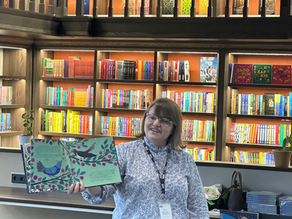 Наталя Сєробабіна тримає розгорнуту книгу "Зоряний птах"