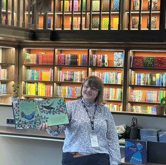 Наталя Сєробабіна тримає розгорнуту книгу "Зоряний птах"