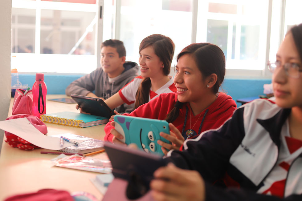 Vista a nivel de ojo de un aula con mobiliario flexible y estudiantes trabajando en equipo