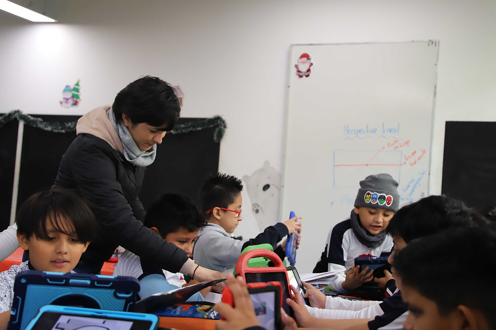 Vista panorámica de un aula moderna con tecnología y estudiantes colaborando
